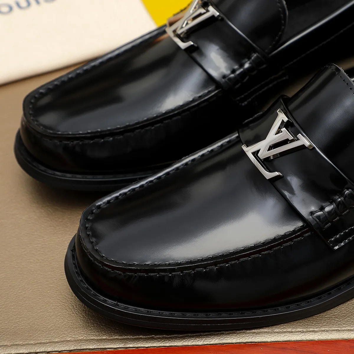 Men's shoes 460 💰 Louis Vuitton LV ® 🆕 model 🔛 full shoe counter, first layer cowhide, 🐂leather lining casual shoes for men, super soft outsole, a must-have for driving. Synchronized with the counter, original first layer cowhide, completely 1:1 mold customization 🌹 top version, color optional! Number: 38-44 (45.46 customized)